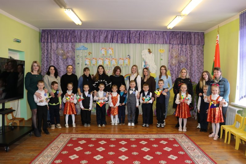 Матрёшкикрошки и ВанькиВстаньки весенний праздник в Бородичской начальной школе