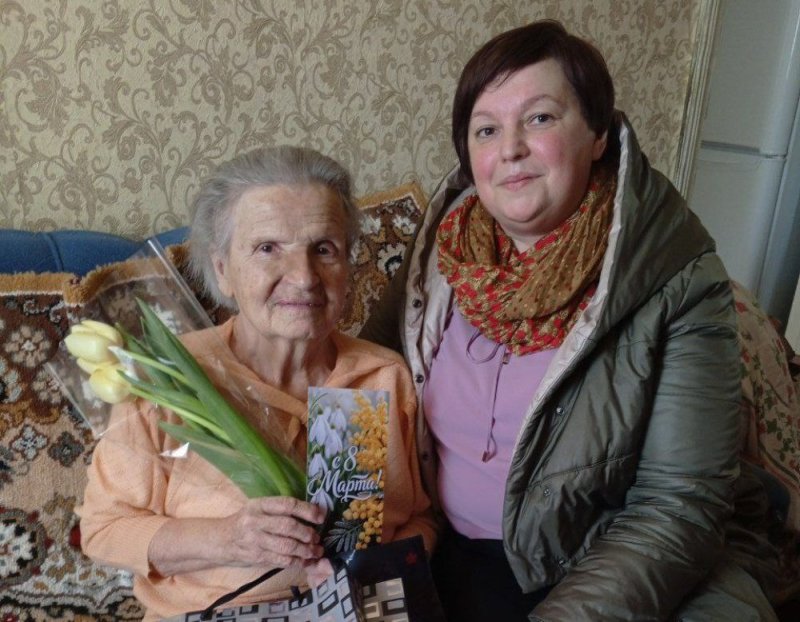 Активисты Зельвенской районной организации ОО Белорусский союз женщин навестили с поздравлениями малолетнюю узницу Клавдию Мацкевич
