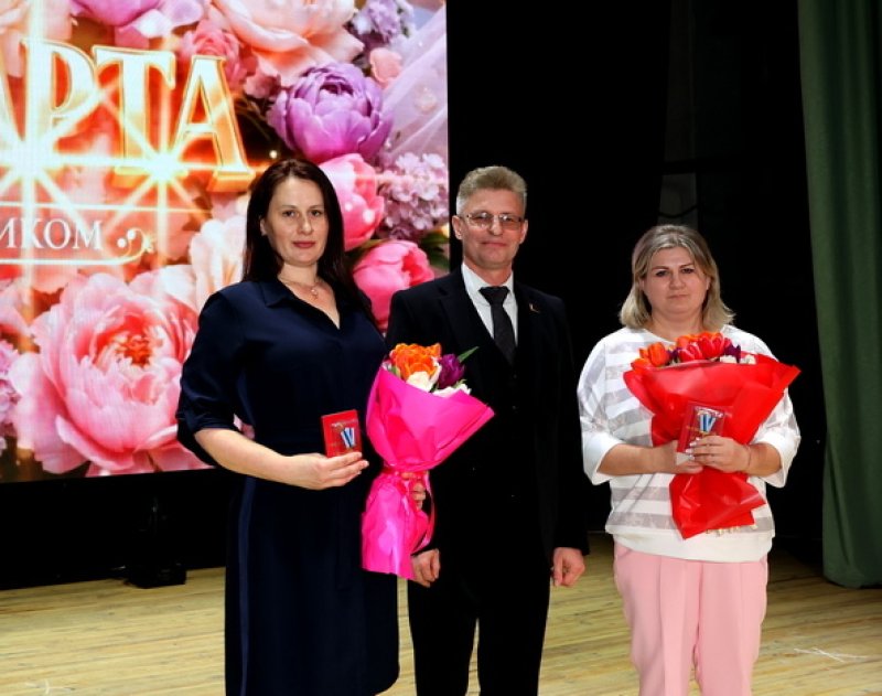 Весна цветы награды и комплименты В Зельве поздравили женщин с наступающим  Марта