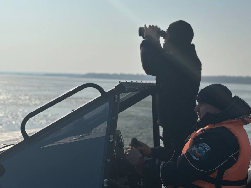 Весенний лед ошибок не прощает спасатели патрулируют Зельвенское водохранилище