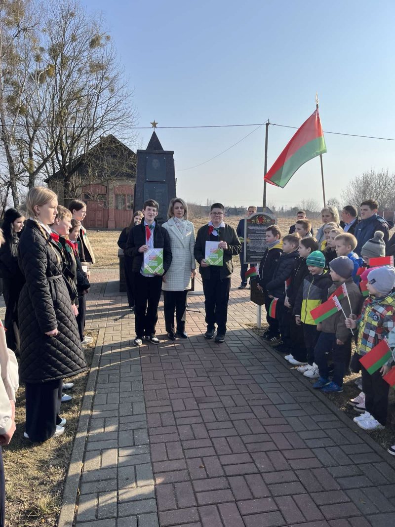 Я  в Союзе молодежи В преддверии Дня Конституции учащиеся Деречинской СШ имени ГЛ Кириллова  торжественно вступили в ряды БРСМ