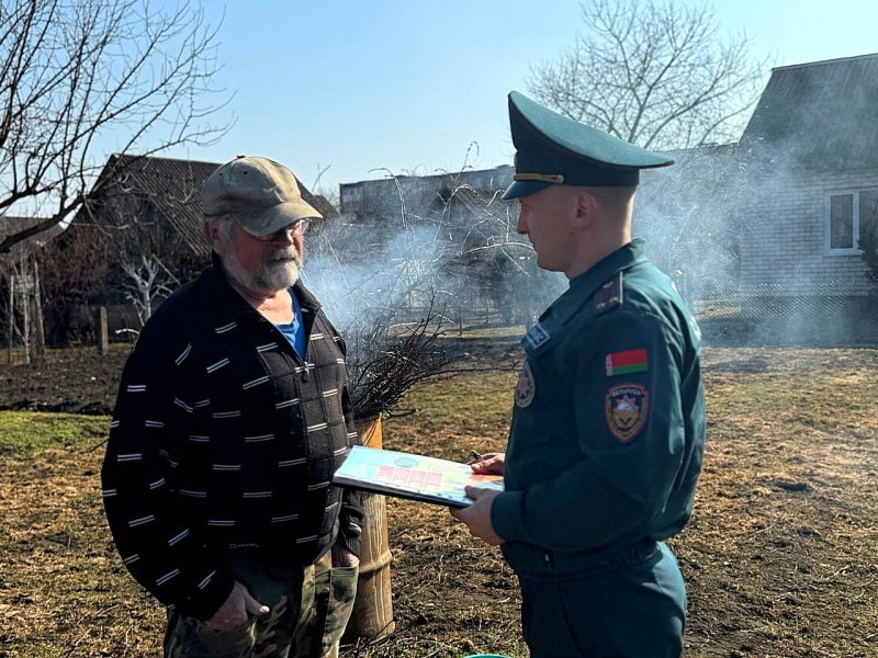 Весна без пожаров Спасатели продолжают профилактические рейды по домовладениям зельвенцев