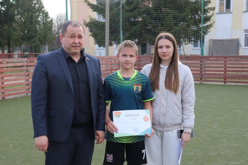 Футбольный матч сотрудники РОВД и зельвенские подростки сыграли в одной команде