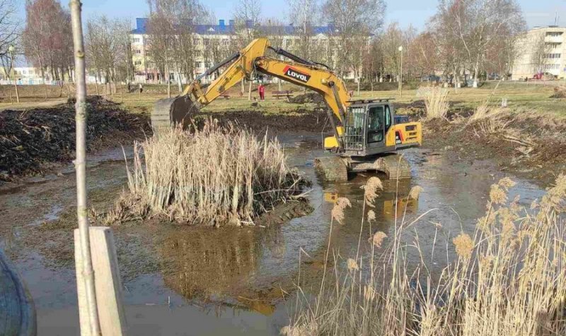 Как трудятся коммунальщики и мелиораторы над чистотой парковых прудов