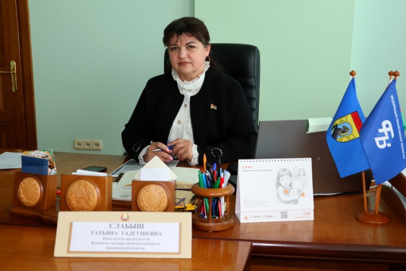 Обращения зельвенцев выслушала заместитель председателя КГК Гродненской области Татьяна Слабыш