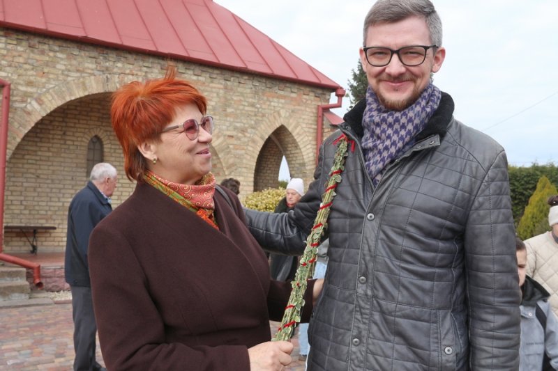 Зэльвенскя вернк святкуюць Уваход Езуса  ерусалм  вншуюць адзн аднаго вербачкам