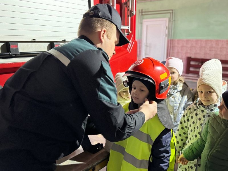 Дошкольники побывали в райотделе МЧС