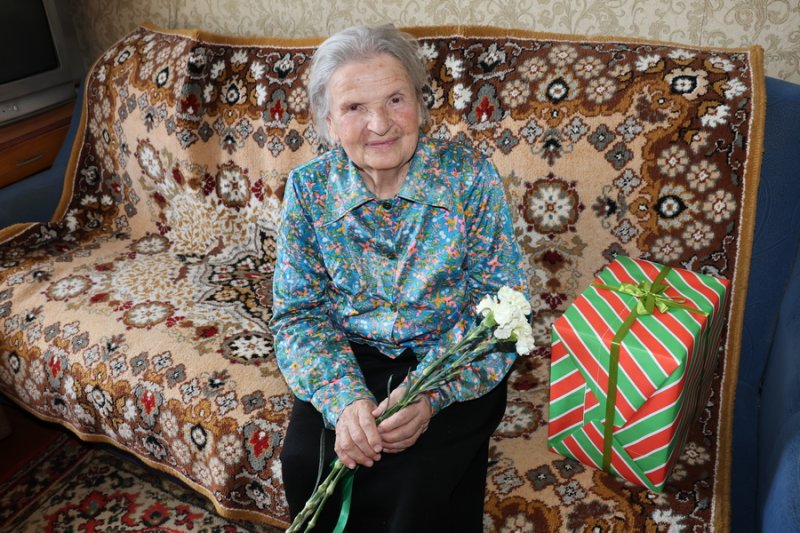 Чтобы помнили представители власти Зельвенского района навестили малолетнюю узницу Клавдию Мацкевич