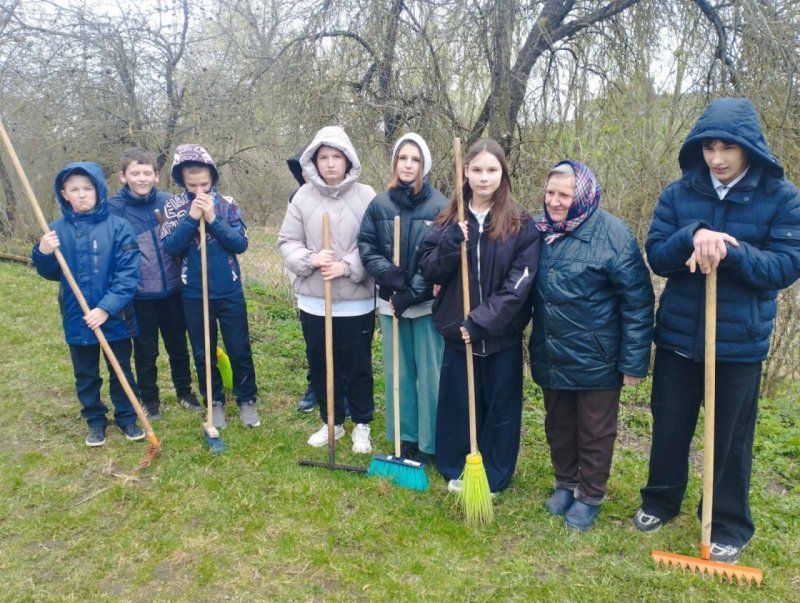 Как волонтеры Мижеричской базовой школы имени ВЛяха помогают пожилым землякам