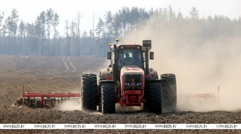 Лукашенко поручил побыстрее закончить сев и напомнил о задачах по урожаю