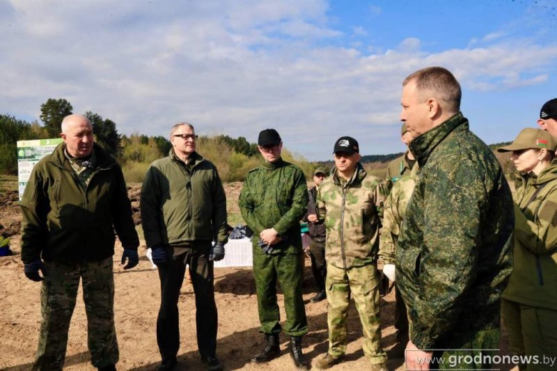 Руководство Гродненского облисполкома принимает участие в республиканском субботнике