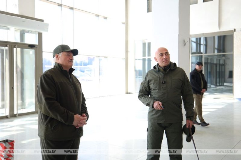 Александр Лукашенко на субботнике работает на площадке Национального исторического музея