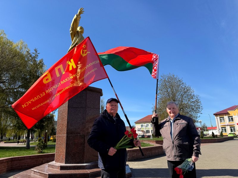 ФОТОФАКТ зельвенцы возложили цветы к памятнику Ленина