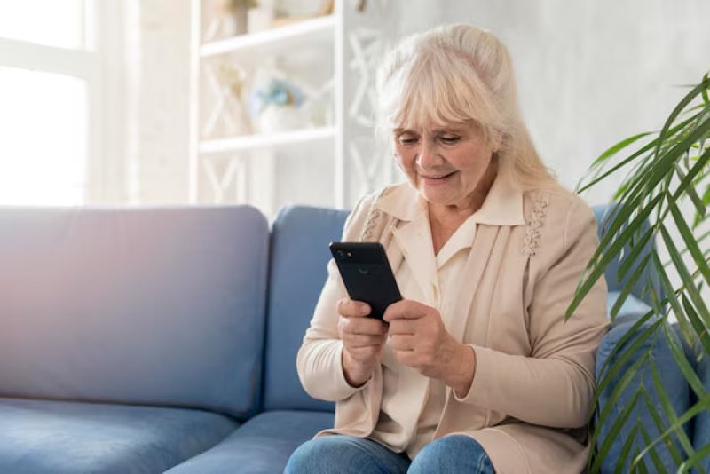 В Беларуси запустили приложение ЯОК для слежки за пожилыми людьми