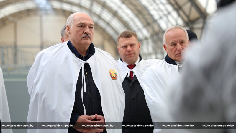 Чтобы было технологично и удобно для скота Лукашенко оценил новые коровники в АгроЛясковичах