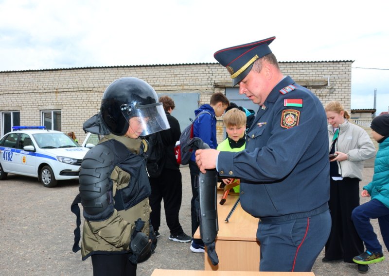 День открытых дверей в РОВД школьники поселка познакомились с работой правоохранителей