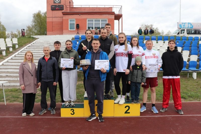Легкоатлетическая эстафета Мир Труд Май на старте  коллективы района