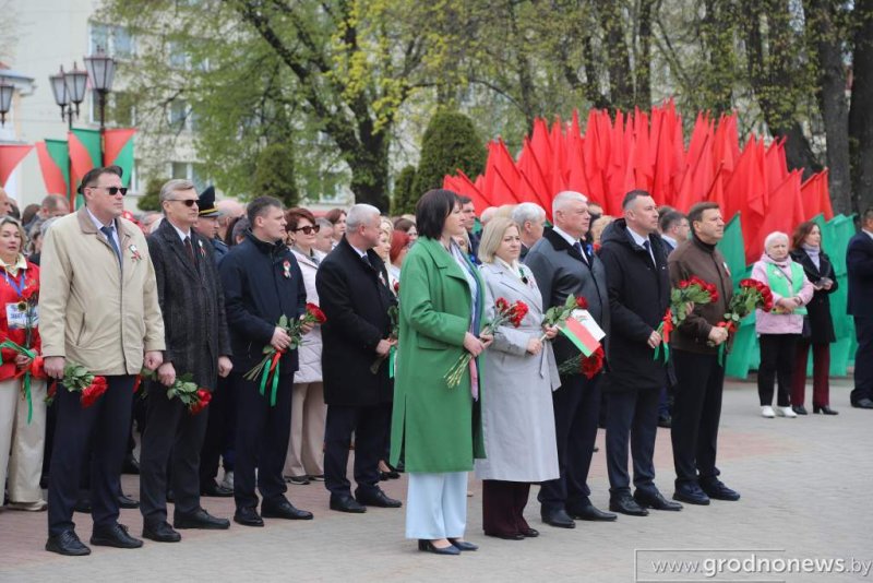Гродненцы возложили цветы в парке Жилибера
