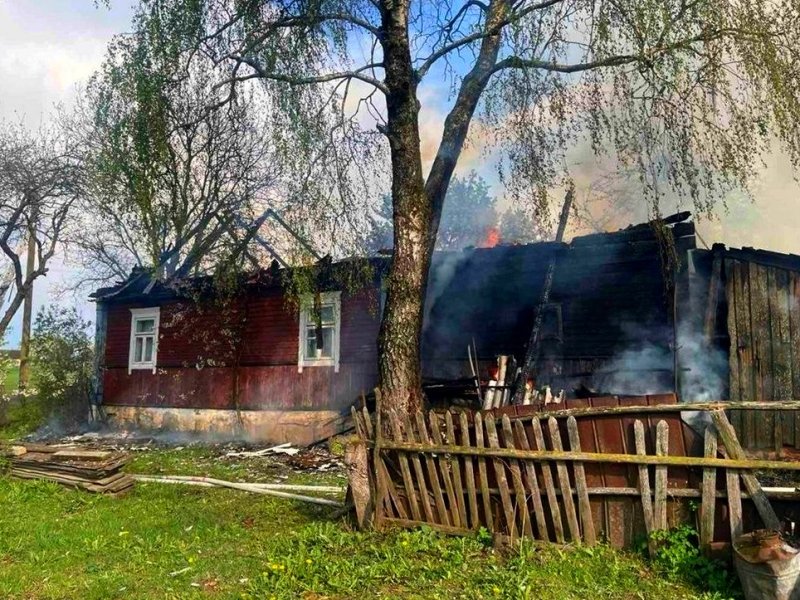 Природный поджог в Ярнево горел жилой дом