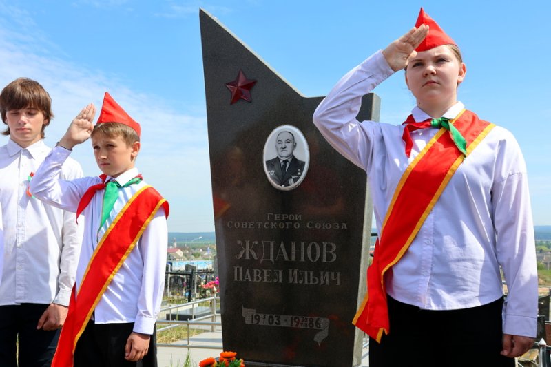 Спасибо за мир Зельвенцы почтили память Героя Советского Союза Павла Жданова
