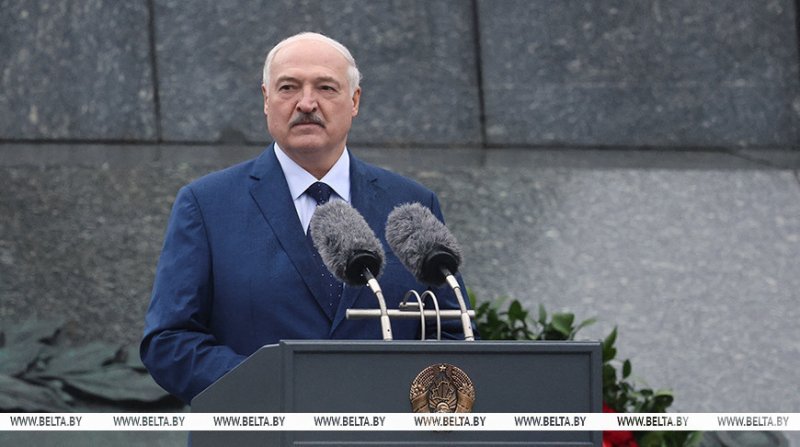 Выступление Александра Лукашенко  Мая на церемонии возложения венков и цветов к монументу Победы