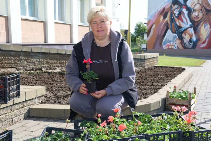 Весеннее преображение Зельвы Как проходит озеленение поселка