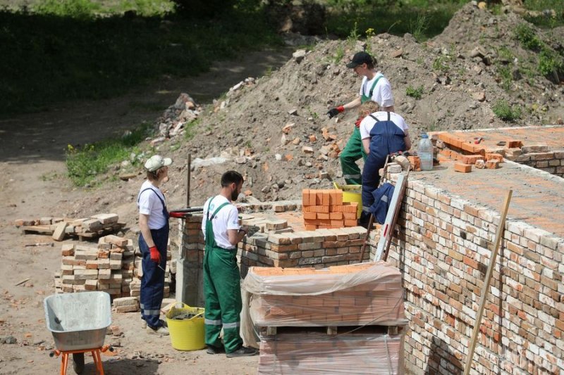 Посмотрели как волонтеры Миссии Добро возвращают исторический облик Брестской крепости