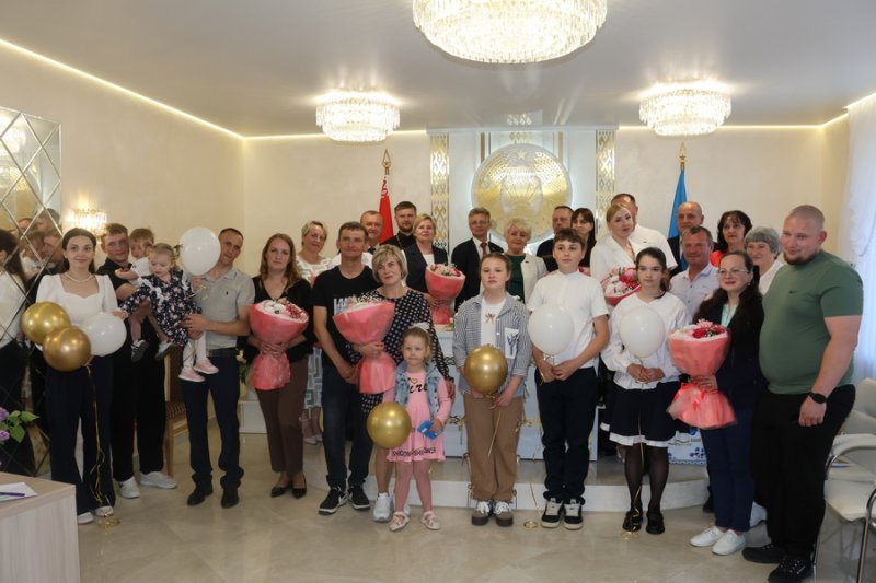 В Зельве прошел круглый стол Семья формула единства и счастья посвященный Международному дню семьи