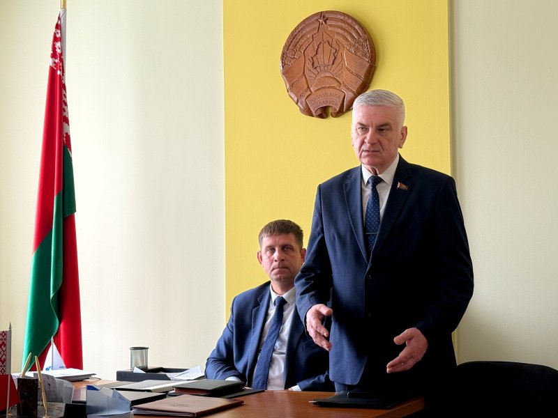С рабочим визитом Зельвенщину посещает депутат Валентин Семеняко