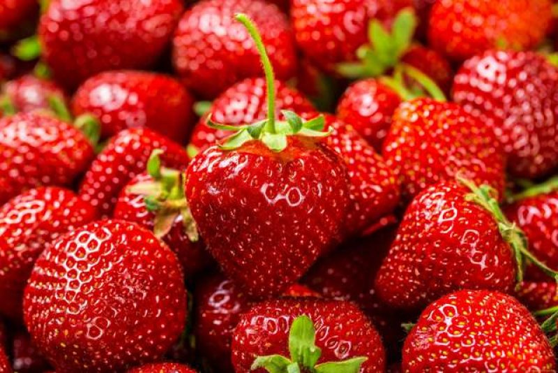  пшика по цветкам  и клубника вырастет крупной и сладкой ягодки будут как с картинки