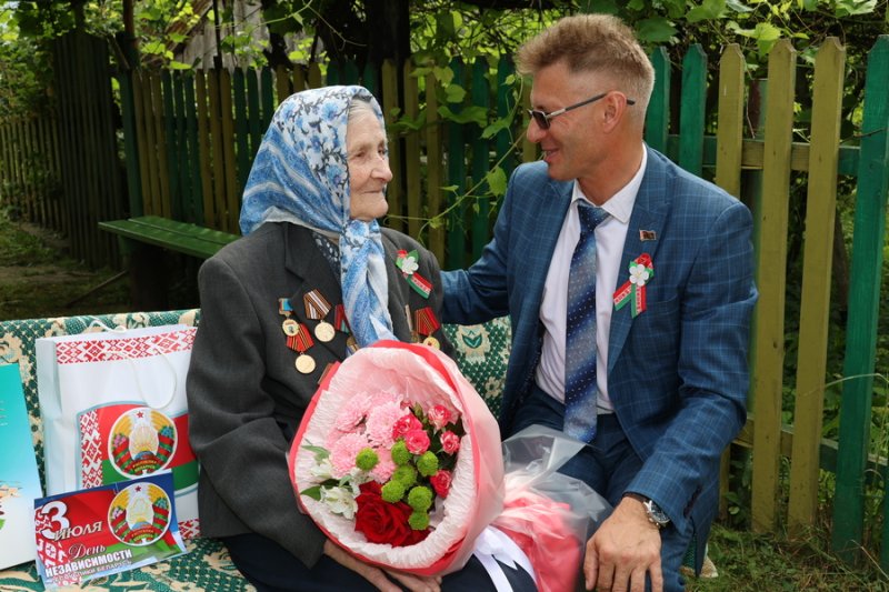 Накануне Дня Независимости принимали поздравления партизанка Анна Утлик и узница Клавдия Мацкевич