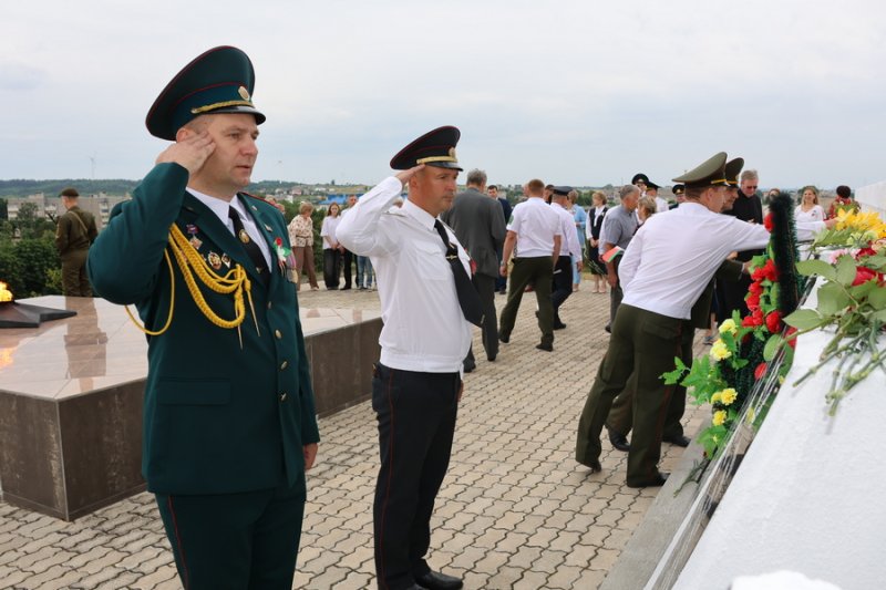 Память сердца зельвенцы почтили минутой молчания погибших в годы войны и возложили цветы к плитам