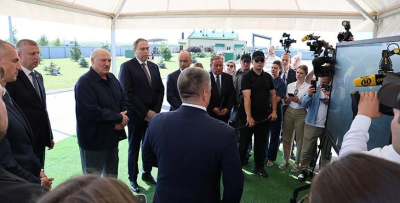Александр Лукашенко поручил выработать четкую программу по разведению в Беларуси красной породы коров