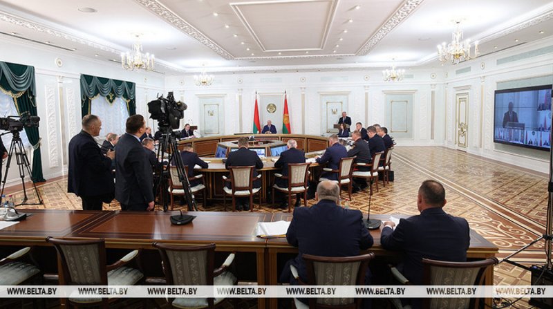 Лукашенко распорядился отправлять в армию всех кто не умеет работать на уборочной