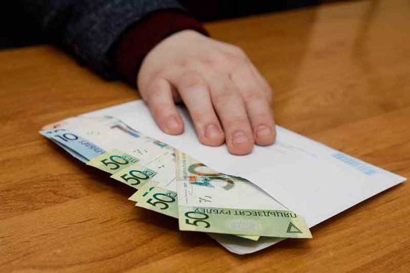Более  водителей гродненской компании такси получали зарплату в конвертах