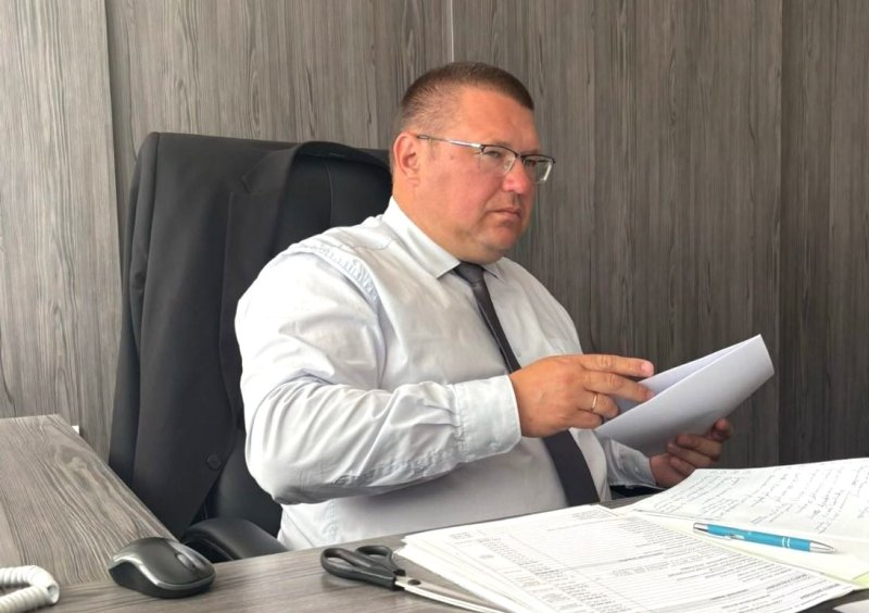 Сенатор Павел Ошурик провел прием граждан и юридических лиц и прямую телефонную линию