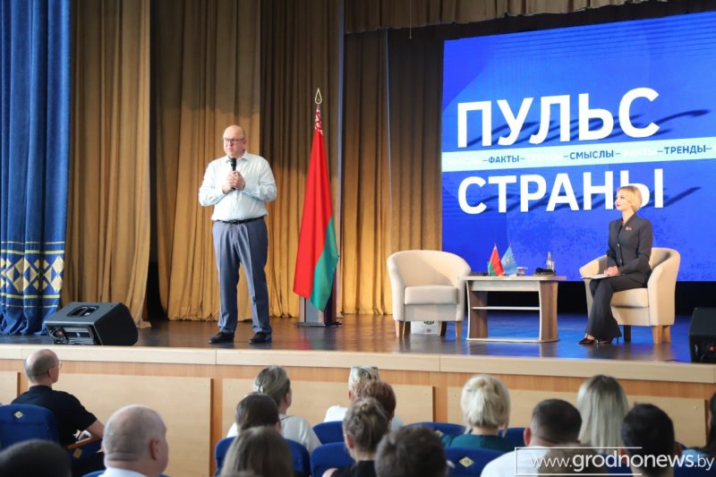 Министр информации Дмитрий Жук общается с гродненцами