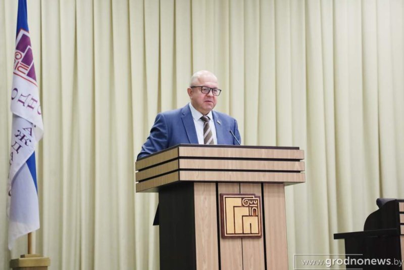 Неудобные вопросы книги в подарок и разговор без купюр В Гродно прошла встреча с министром информации Дмитрием Жуком